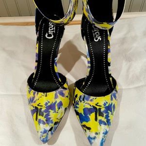 Colorful heel with broad ankle strap